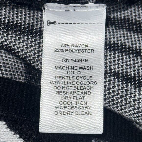 Cable & Gauge Black & White Zebra Print Knit Sweater – Women’s M Short Sleeve - Picture 4 of 8